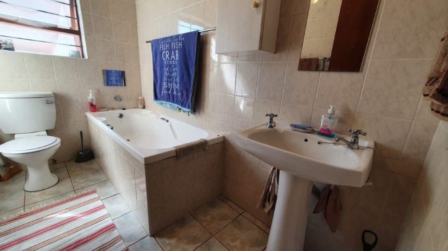 To Let 3 Bedroom Property for Rent in Wavecrest Eastern Cape